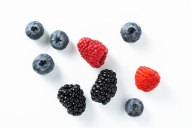 Taze böğürtlen karışımı: ahududu, böğürtlen, beyaz arka planda yabanmersini.