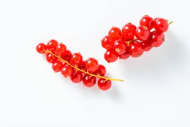 Beyaz üzerine kırmızı frenk üzümü. Taze meyve.