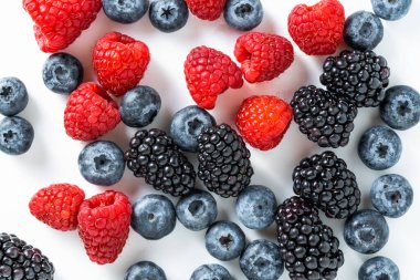 Taze böğürtlen karışımı: ahududu, böğürtlen, beyaz arka planda yabanmersini.