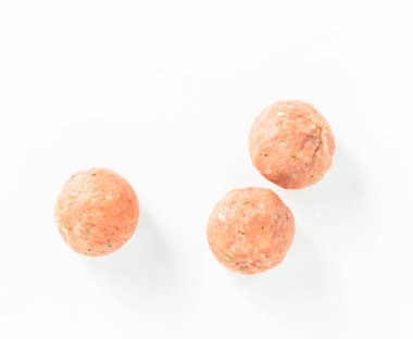 Beyaz üzerinde pişmemiş köfteler. ürün kavramı