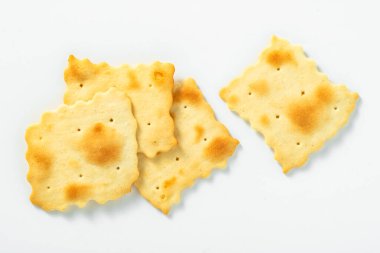 Beyaz arka planda taze ev yapımı kurabiye krakerleri. sokak yemekleri 