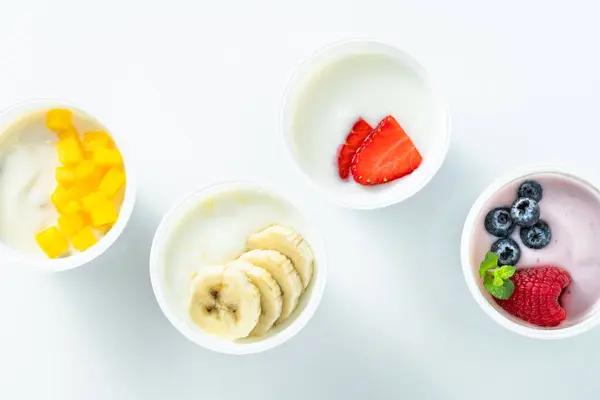 Sortiment Olika Yoghurt Med Bär Frukt Mango Och Banan Vitt Royaltyfria Stockfoton