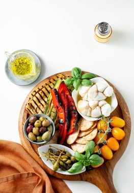 İtalyan yaz yemekleri ve ızgara sebzeler: mozzarella örgüsü, kiraz domatesleri, ızgara patlıcan ve kabak, zeytin ve kapari.