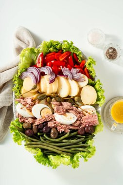Nicoise Salatası. Ton balıklı Fransız salatası.