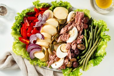 Nicoise Salatası. Ton balıklı Fransız salatası.