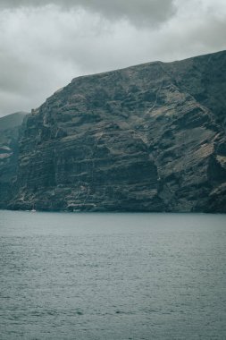 Güzel deniz manzarası ve dağlar.