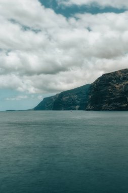 Güzel deniz manzarası ve dağlar.