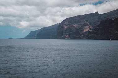 Güzel deniz manzarası ve dağlar.