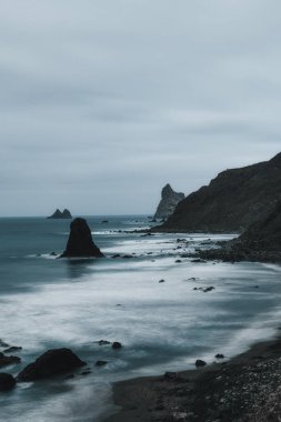 Deniz kıyısının güzel manzarası
