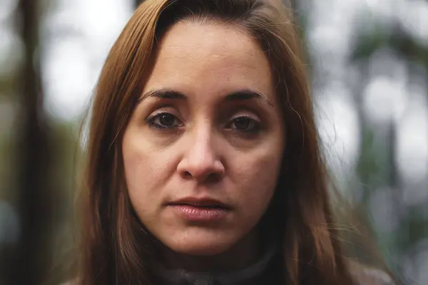 Kahverengi saçlı, kahverengi gözlü beyaz bir kızın portresi.