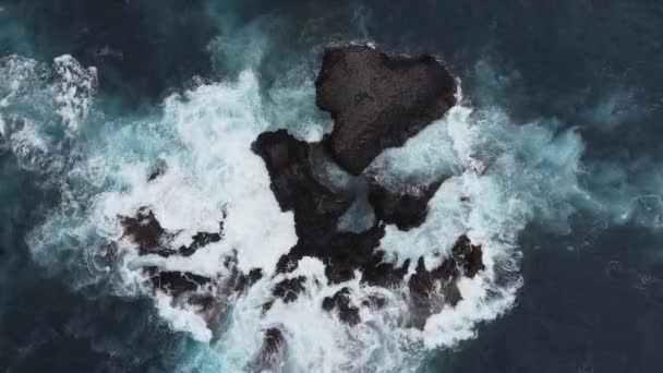 Drone Video Ocean Waves Breaking Shore — Vídeo de Stock