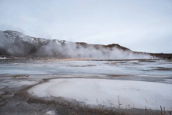 İzlanda 'da manzara fotoğrafçılığı, gayzerli, ıssız, karlı bir yer.