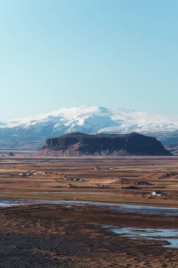 İzlanda 'da karla kaplı dağlar, güneşli bir günde