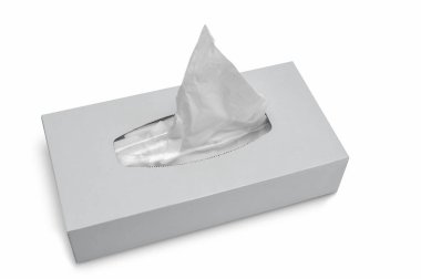 Tek kullanımlık mendiller beyaz arkaplandaki karton kutuda..