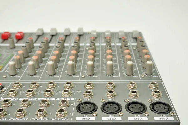 Müzik aygıtlarını bağlamak ve kaydetmek için konsol ve xlr bağlantıları karıştırılıyor