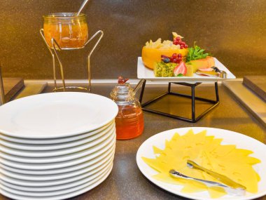 Kahvaltı için çeşitli peynir tabakları servis ediliyor.