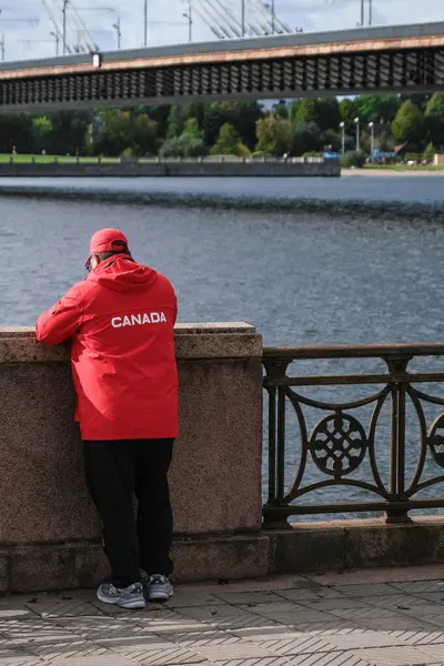 Kanada, LATVIA - 1 Ekim 2023 tarihli kırmızı ceketli bir adamın arka planı.