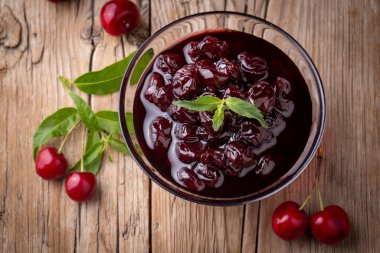 Taze ev yapımı kiraz reçeli, ekşi kiraz reçeli, Türkçe adı Visne receli.