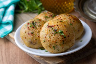 Siirt bölgesinden bir yemek, geleneksel lezzetli Türk mutfağından. Kibbeh, Orta Doğu mutfağında popüler bir yemektir (Türkçe: icli kofte - Kitel - Siirt kofte)