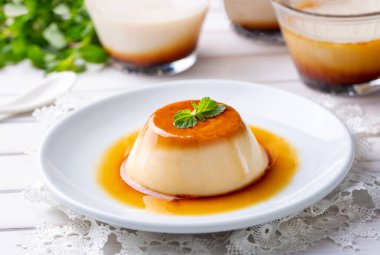 Karamel soslu kremalı puding.