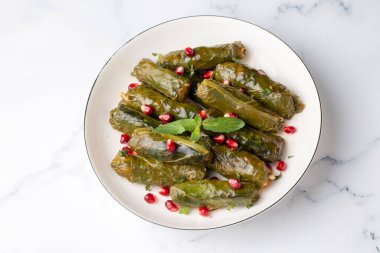 Pazi sarma. Pirinç, baharat, sarmaşık, dolmades, dolmadaki, dolmadakia ile doldurulmuş pazı yapraklarından yapılmış geleneksel Türk yemeği.