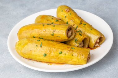 Geleneksel Türk mutfağından alınmış et ile doldurulmuş kabak. Türkçe adı: etli kabak dolmasi