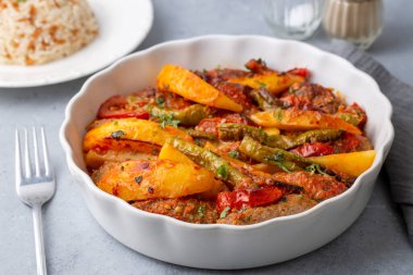 Geleneksel ev yapımı Türk yemeği Kofte - Domates soslu ve patatesli Kofta. (Türkçe adı: İzmir kofte)