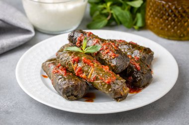 Haşlanmış yapraklı lahana dolması, geleneksel Türk türkçesi Karadeniz bölgesi yiyeceği, sarma, dolma (Türkçe adı Kara lahana sarmasi))