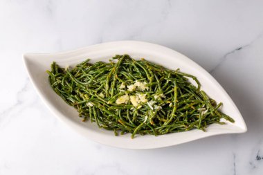 Fasulye ve yeşil meze masada. Türk ismi; Deniz borulcesi mezesi