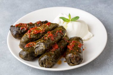 Haşlanmış yapraklı lahana dolması, geleneksel Türk türkçesi Karadeniz bölgesi yiyeceği, sarma, dolma (Türkçe adı Kara lahana sarmasi))