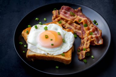 Pastırmalı sahanda yumurta. İngiliz kahvaltısı olarak pastırma ve yumurta..