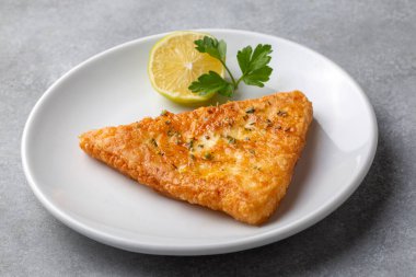 Saganaki, Yunan usulü bir kızarmış peynir lezzetidir..