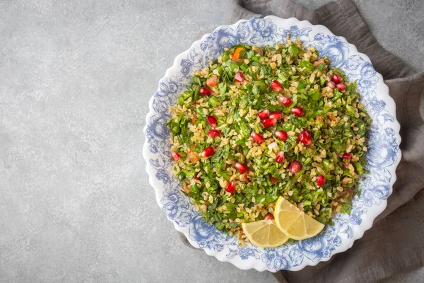 Tabbouleh salatası geleneksel bir orta doğu ya da Arap yemeğidir. Maydanozlu vejetaryen salatası, nane, bulgur, domates. Türkçe isim; Tablo salatasi