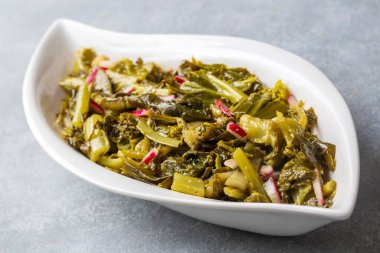 Geleneksel Türk aperatifleri; Ege salatası, turp salatası. Türkçe adı: ege otlari mezesi veya salatasi