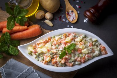 Rus salatası mayonez ve yumurtalı Olivier (Türkçe: Rus salatasi))