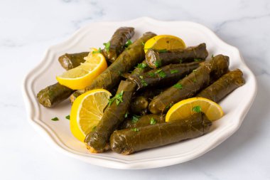 Geleneksel lezzetli Türk yemekleri; Dolma yaprak (Yaprak sarmasi)