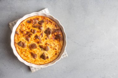 Tave kosi, Arnavut usulü fırında kuzu ve pirinçli ve yoğurtlu ulusal bir yemektir. Yukarıdan yatay üst görünüm. Türkçe adı; Elbasan tava