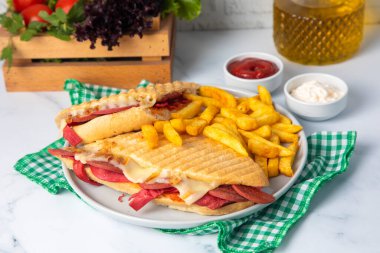 Lezzetli görünen sıcak sandviç - tost. Karışık tost, çedar peyniri ve salamlı sandviç..