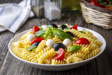 İtalyan soğuk makarna salatası ya da makarna fredda alla caprese. Tam üstte. Fusilli, domates, mozzarella, zeytin, roka. Türk ismi; burgu makarna salatasi