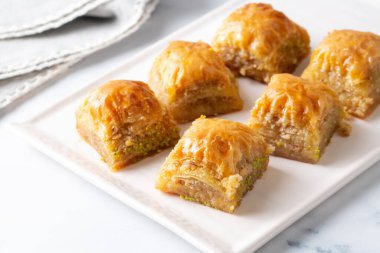 Geleneksel Türk tatlıları; el yapımı ceviz baklavası. Türkçe adı: cevizli baklava