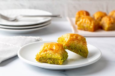 Geleneksel lezzetli Türk tatlısı; şam fıstıklı baklava (Türkçe adı; kuru baklava)
