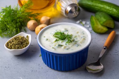 Geleneksel lezzetli aperatif; tzatziki (Türkçe adı; kakik)