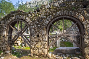 Türkiye 'nin Olimpos kentindeki Lycian kasabasının antik kalıntılarına bakın.