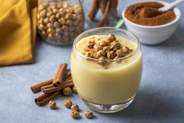 Kızarmış nohut Boza veya Bosa ile geleneksel Türk içeceği