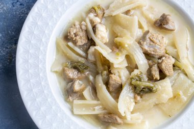 Geleneksel Türk mutfağı; yabani bir sebze yemeğinde kuzu eti, Kenger (Knicus benedictus) yemeği (Türkçe adı; Kuzu etli, Sevketi Bostan veya Sevketibostan yemegi)