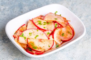 Türk aperatifleri; dilimlenmiş turp aperatifi ekşi, Türkçe adı: Turp mezesi