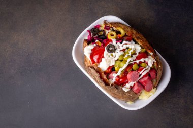 Kumpir, peynirli, mısırlı, sosisli, ketçaplı, mayonezli ve zeytinli Türk patatesi..