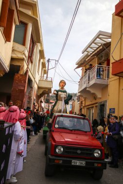 26 Şubat 2023, Chios Adası, Thymiana Köyü Mostra Karnavalı Renkli Manzarası