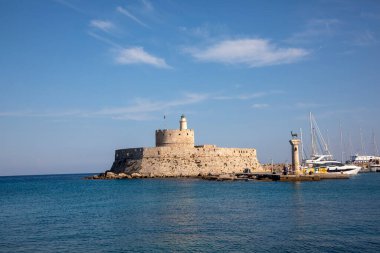 Mandraki Limanı ve Yunanistan 'ın Rodos Adası' ndaki Elefos ve Elafina adlı iki heykelle manzara