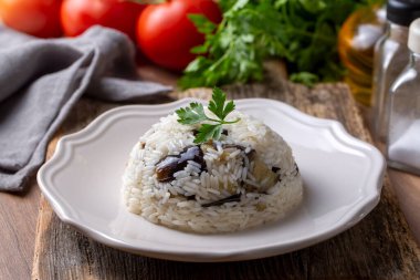 Geleneksel Türk yemekleri; patlıcan pilavı. Türkçe adı: Patlicanli pirinc pilavi